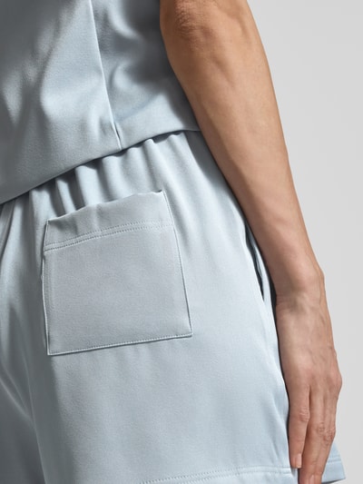 Frauenmodel trägt Shorts mit Falten und Eingrifftasche von Little Mistress in hellblauem Material-Mix mit Stretch, Nahaufnahme Rückansicht.
