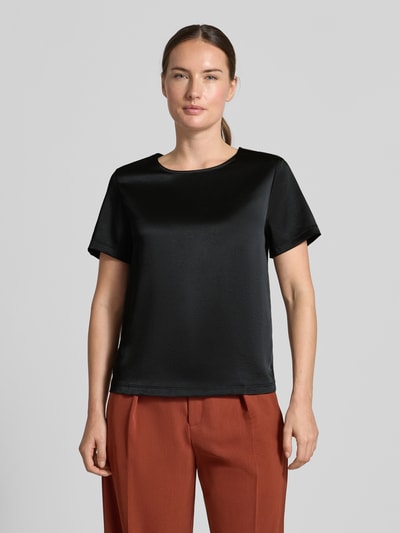 Frauenmodel trägt Regular Fit T-Shirt aus Satin Modell 'GILBERT' von Weekend Max Mara, glänzende Optik, schwarz, Ganzkörperansicht von vorne.