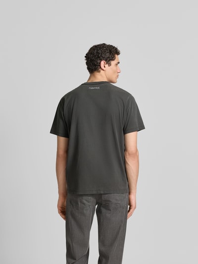 Männermodel trägt Relaxed Fit T-Shirt aus Reiner Baumwolle von ANNARR in Dunkelgrau mit Label-Print, Rückenlänge 70 cm, Ganzkörperansicht Rückansicht.