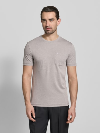 Männermodel trägt T-Shirt mit Rundhalsausschnitt und Brusttasche von Christian Berg Men, Baumwoll-Anteil, Regular-Fit, hellgrau, Ganzkörperansicht von vorne. Rückenlänge bei Größe M: 72 cm.
