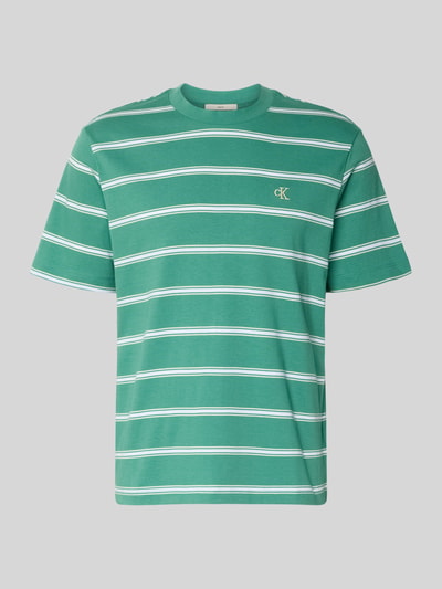 Produktfoto, T-Shirt mit Logo-Stitching von Calvin Klein Jeans in Grün mit weißen Streifen, reine Baumwolle, gerader Schnitt, Rundhalsausschnitt.
