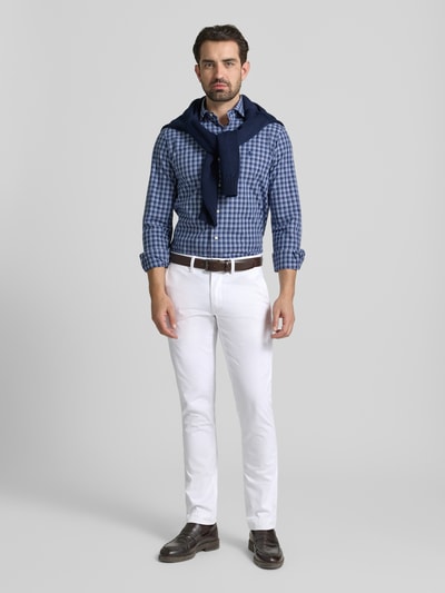 Mannelijk model draagt Stoffhose mit französischen Eingrifftaschen van Polo Ralph Lauren in slim fit, katoen-elastaan mix, wit, met Franse steekzakken, achterzakken, knoop- en ritssluiting, taillewijdte 44 cm en binnenbeenlengte 81 cm bij maat 32/32, voorkant volledige lichaamsweergave.