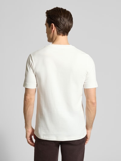 Männermodel trägt T-Shirt mit Rundhalsausschnitt von Drykorn in Weiß, Regular Fit, reine Baumwolle, glatte Textur, Ganzkörperansicht Rückansicht.