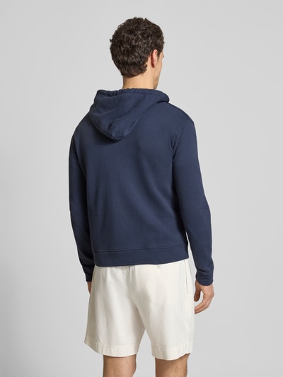 Męski model nosi Regular Fit Sweatjacke aus Baumwoll-Mix od Polo Ralph Lauren, granatowy, gładki, z kapturem i długim rękawem, materiał bawełniany, zdjęcie całej sylwetki z tyłu.
