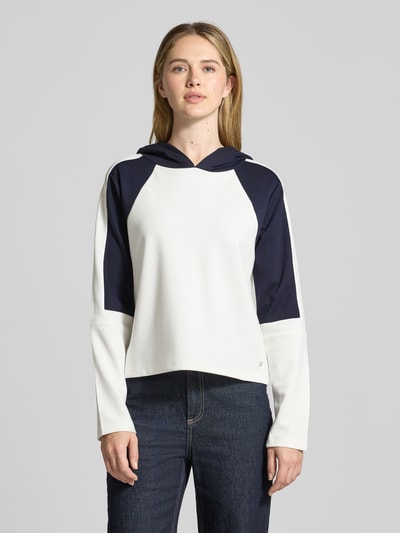 Vrouwenmodel draagt Relaxed Fit Sweatshirt met Viskose-Aandeel van monari, elastische mix, capuchon, lange mouwen, voorkant volledig lichaam.
