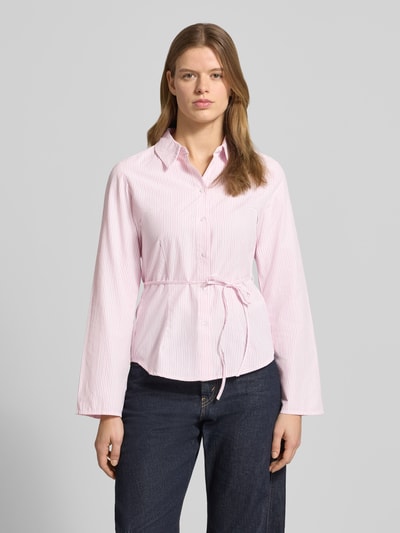 Frauenmodel trägt Regular Fit Bluse mit Bindegürtel Modell 'CARO' von JJXX, Material-Mix mit Baumwoll-Anteil, Ganzkörperansicht von vorne.