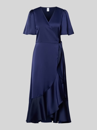 Productfoto, cocktailjurk van satijn in donkerblauw, getailleerd model, midi-jurk, wikkellook met binding, V-hals, volantzoom, vlindermouwen, model 'THEA' van YAS, ruglengte maat 36: 120 cm, borstwijdte maat 36: 39 cm, mouwlengte maat 36: 27 cm.