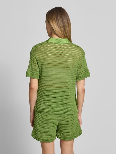 Frauenmodel trägt Strickshirt mit Polokragen und verlängertem Rücken von Marc Cain in Hellgrün, Grobstrick, Rückenansicht, Baumwoll-Mix mit Viskose.