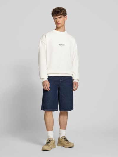 Męskimanekin nosi Oversized Sweatshirt mit Logo-Print Modell 'Stavoren' od Pegador, bawełniana mieszanka, krój oversized fit, biały z czarnym nadrukiem logo, okrągły dekolt, elastyczne wykończenia, długość pleców w rozmiarze M: 70 cm, długość rękawa w rozmiarze M: 65 cm, widok całej sylwetki z przodu.