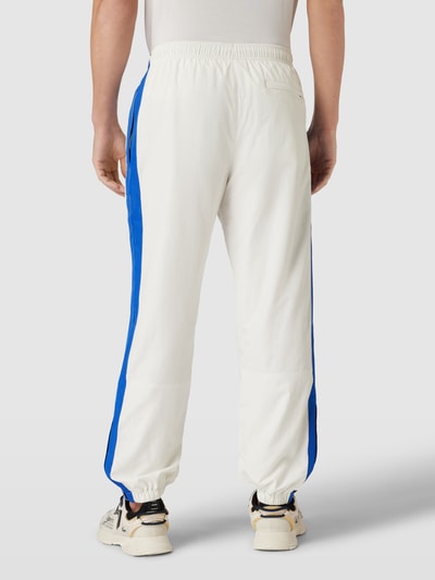 Lacoste Spodnie dresowe o kroju regular fit z naszwyką z logo Złamany biały 5