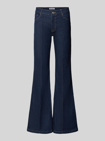 Produktfoto, Flared Fit Jeans aus elastischem Baumwoll-Mix von REVIEW in Dunkelblau mit Ziernähten, 5-Pocket-Design, glatte Textur