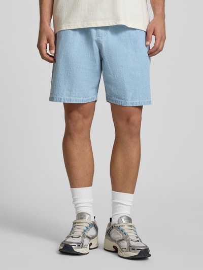 Männermodel trägt Shorts mit elastischem Bund von REVIEW aus reiner Baumwolle in Hellblau, Regular Fit, Ganzkörperansicht von vorne.