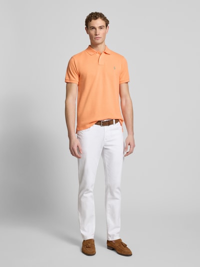 Männermodel trägt Slim Fit Poloshirt aus reiner Baumwolle von Polo Ralph Lauren, Optik: Unifarben, Label-Stitching-Applikation, Ganzkörperansicht von vorne.