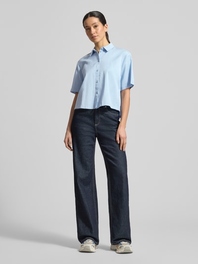 Frauenmodel trägt Boxy Fit Bluse aus Lyocell-Baumwoll-Mix von Jake*s Casual in Hellblau mit Hemdblusenkragen und Knopfleiste, Ganzkörperansicht von vorne.
