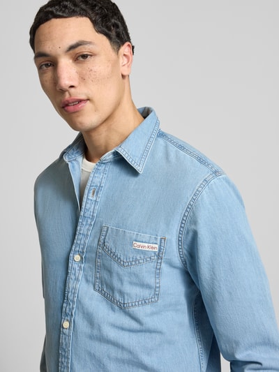 Männermodel trägt Regular Fit Jeanshemd mit Label-Detail von Calvin Klein Jeans, lichtblauw, borstzak, katoenen materiaal, nahaufnahme oberkörper