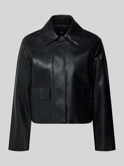 Produktfoto, Jacke in Leder-Optik Modell 'SABINA' von Mango, Regular-Fit, schwarz, Hemdblusenkragen, Knopfleiste, Pattentaschen, glatte Textur, Rückenlänge 52 cm, Schulterbreite 41 cm, Brustweite 48 cm, Ärmellänge 58 cm.