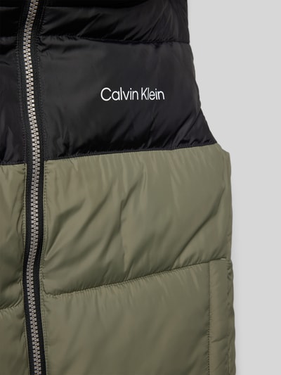 Calvin Klein Jeans Regular Fit Outdoorweste in Stepp-Optik mit Logo-Print Oliv 2