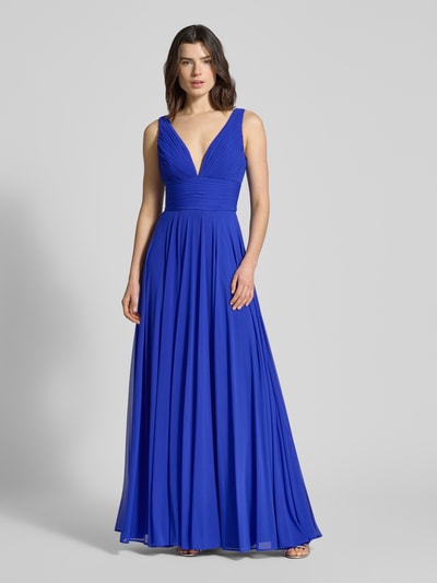 Frauenmodel trägt Abendkleid mit tiefem Herz-Ausschnitt von Mascara in Saphirblau, taillierte Passform, Maxilänge, ärmelloses Design, mit Taillenpasse und Nahtreißverschluss, Rückenlänge 158 cm bei Größe 36, Brustweite 37 cm, Ganzkörperansicht von vorne.