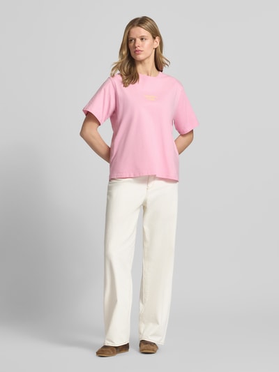 Kobiece modelka nosi jeansy Baggy Jeans im 5-Pocket-Design model 'KYOTO' od JJXX z czystej bawełny, krój baggy, zapięcie na guzik i zamek błyskawiczny, szerokość w rozmiarze 27/32: 40 cm, długość wewnętrzna nogawki w rozmiarze 27/32: 76 cm, widok całej sylwetki z przodu.