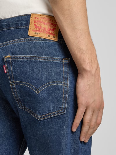 Männermodel trägt Jeans mit 5-Pocket-Design von Levi's®, Reine Baumwolle, Relaxed-Fit, Nahaufnahme Rückansicht.