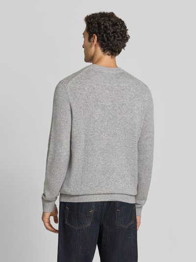 Männermodel trägt Slim Fit Pullover aus reinem Kaschmir in Strick-Optik von Christian Berg Men in Hellgrau, Ganzkörperansicht Rückansicht. Rückenlänge 70 cm, Ärmellänge 68 cm.