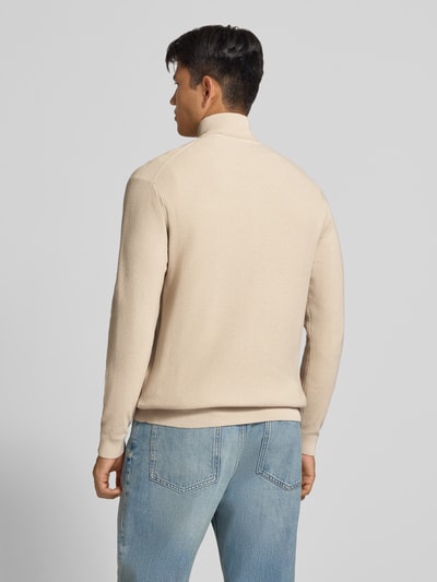 Männermodel trägt Regular Fit Pullover aus reiner Baumwolle Modell 'TONY' von ONLY in Beige, Struktur glatt, Ganzkörperansicht Rückansicht. Herren Pullover von ONLY & SONS.