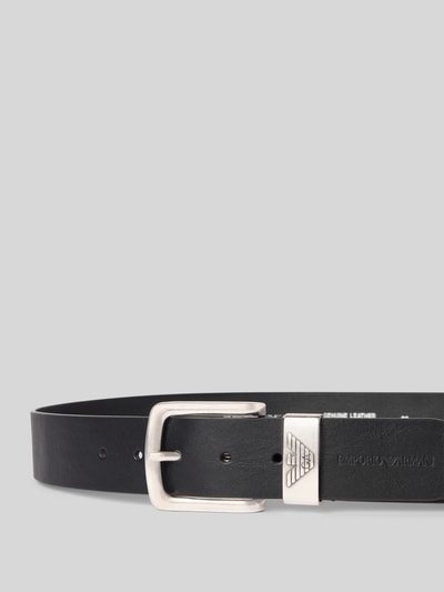 Produktfoto, Gürtel aus echtem Rindsleder mit Dornschließe von Emporio Armani, schwarzes Leder, Strukturmuster, silberne Schließe, Logo-Detail