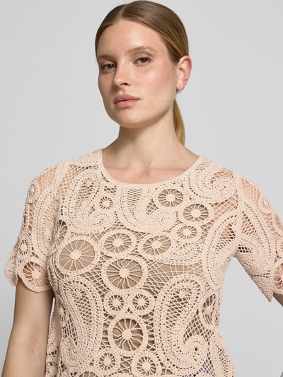 Frauenmodel trägt Strickshirt mit Rundhalsausschnitt von Betty Barclay aus Baumwoll-Mix mit Stretch-Anteil, Häkelspitze, Regular-Fit, Nahaufnahme Oberkörper.