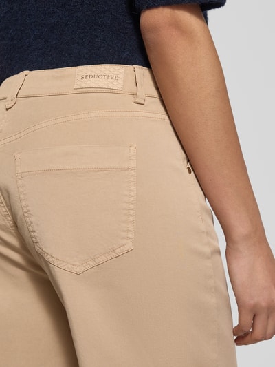 Vrouwenmodel draagt beige Barrel Fit Hose met steekzakken model 'MICKI' van SEDUCTIVE, lyocellmix met katoen, detailopname rug.