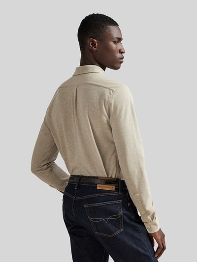 Männermodel draagt Regular Fit vrijetijdsoverhemd uit puur katoen van Polo Ralph Lauren in effen kleuren, piqué, gestikt logo, lange mouw, button-downkraag, sportmanchet, doorlopende knoopsluiting, look: effen, materiaalverwerking: piqué, materiaalsamenstelling: puur katoen, Ganzkörperansicht Rückansicht.