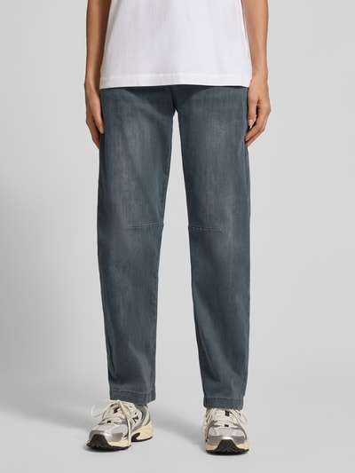 Vrouwenmodel draagt Relaxed Fit Barrel Jeans uit katoenmix model 'Barrel long' van Buena Vista, Dames Barrel jeans, vooraanzicht bovenlichaam