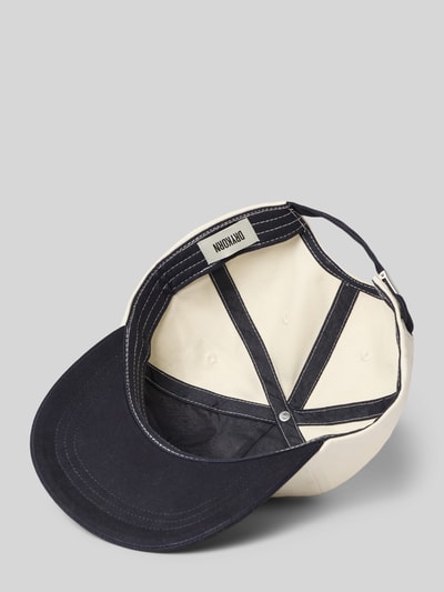 Produktfoto, Cap mit Print und Stitching Modell 'JANORA' von Drykorn aus bawełna, daszek wzmacniany, regulowany pasek, kolor ecru i granatowy, minimalistyczny styl