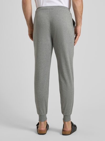 Männermodel trägt Sweatpants mit elastischem Bund und Tunnelzug von JOOP! Collection, Baumwoll-Mix mit Stretch-Anteil, Regular-Fit, Ganzkörperansicht Rückansicht.