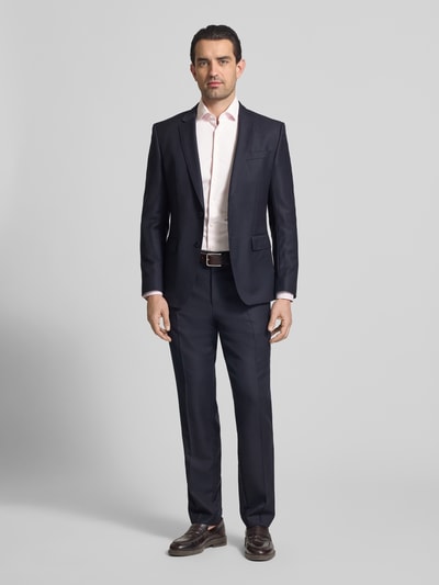 Männermodel trägt Slim Fit Business-Hemd mit Kentkragen von OLYMP Level Five, elastischer Baumwoll-Mix, Ganzkörperansicht von vorne.