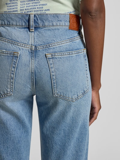 Frauenmodel trägt Jeans im 5-Pocket-Design von Anine Bing, Straight Fit, Verkürzte Passform, Knopf- und Reißverschluss, Nahaufnahme Rückansicht.