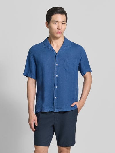 Mężczyzna model nosi Regular Fit Leinenhemd mit Brusttasche und Label-Stitching von Gant, niebieski, krój regular fit, len, kieszeń na piersi, reversowy kołnierz, długość tyłu w rozmiarze M: 69 cm, szerokość w rozmiarze M: 48 cm, długość rękawa w rozmiarze M: 24 cm, widok całej sylwetki z przodu