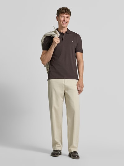 Mannenmodel draagt Regular Fit Poloshirt met Stitching van Christian Berg Men, pure katoen, knoopsluiting, beige broek, geheel van voren.