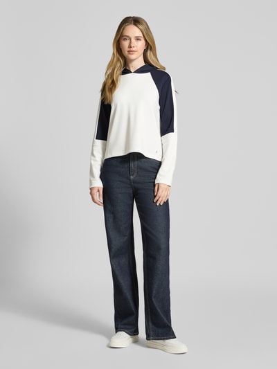 Vrouwenmodel draagt Relaxed Fit Sweatshirt met viscose-aandeel van monari, elastische mix, capuchon, lange mouw, vooraanzicht full-body.