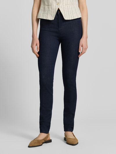Frauenmodel trägt Slim Fit Jeans aus Viskose-Mix im 5-Pocket-Design von Emporio Armani in Dunkelblau, elastisch, Nahaufnahme Oberkörper bis Fuß.