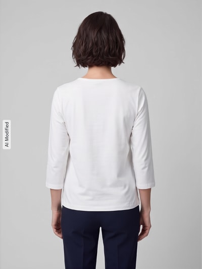 Frauenmodel trägt 3/4-Shirt mit Frontprint von TOM TAILOR in Weiß, Regular Fit, 3/4-Arm, glatte Textur, Ganzkörperansicht Rückansicht, KI-modifiziertes Bild.
