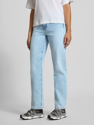 Vrouwenmodel draagt Straight Fit jeans uit puur katoen model 'Noxon' van Carhartt Work In Progress, lichtblauw, 5-pocketmodel, knoop- en ritssluiting, bandwijdte bij maat 27: 37 cm, binnenbeenlengte bij maat 27: 80 cm, full body aanzicht van voren.