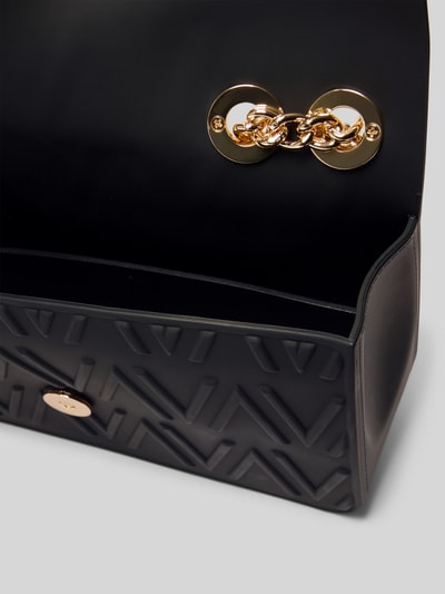 Produktfoto, Umhängetasche mit Label-Prägung Modell 'BUBBLE' von VALENTINO BAGS, czarna, złote detale, faktura w jodełkę, Szerokość w rozmiarze 1: 22 cm, długość 12 cm, głębokość 6 cm, długość paska 108 cm