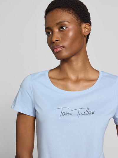 Frauenmodel trägt Regular Fit T-Shirt aus reiner Baumwolle von Tom Tailor in Hellblau mit glatter Textur, Nahaufnahme Oberkörper. Damen T-Shirt von Tom Tailor.