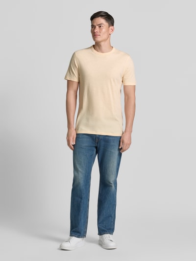 Männermodel trägt Regular Fit T-Shirt aus reiner Baumwolle Modell 'TEGOOD' von BOSS Orange, Optik: Unifarben, Ganzkörperansicht von vorne.