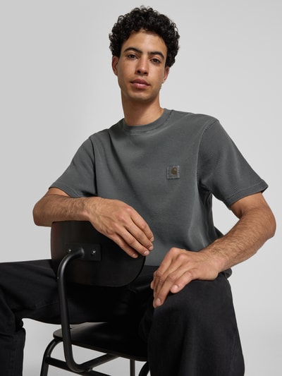 Männermodel trägt T-Shirt mit Strukturmuster Modell 'Nelson' von Carhartt Work In Progress, grauer Ton, Baumwolle, Label-Detail, Nahaufnahme Oberkörper.