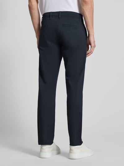 Männermodel trägt dunkelblaue Hose mit Paspeltaschen am Gesäß Modell 'Brent' von Matinique, Baumwollmix, Ganzkörperansicht Rückansicht.