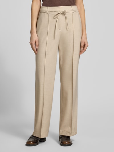 Frauenmodel trägt Wide Leg Stoffhose mit Viskose-Anteil von s.Oliver BLACK LABEL, Melange-Optik, Bindegürtel, Eingrifftaschen, Ganzkörperansicht von vorne.