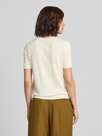 Frauenmodel trägt Regular Fit Strickshirt aus Seiden-Baumwoll-Mix Modell 'WKDAGRO' von Weekend Max Mara, unifarben, Ganzkörperansicht Rückansicht.
