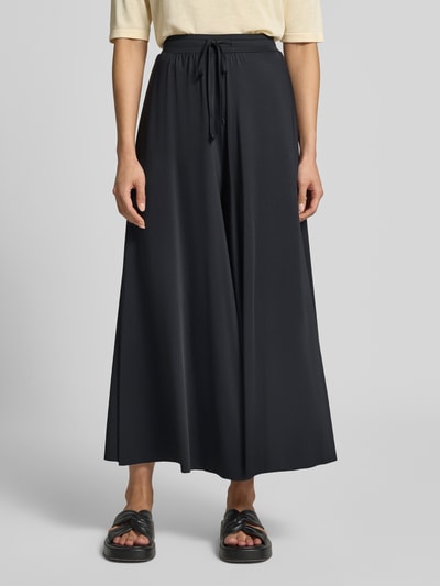 Kobiece modelka nosi Wide Leg Hose mit Tunnelzug od Oui, Mieszanka materiałów z dodatkiem streczu, elastyczny pas, tunel, Szerokość w rozmiarze 36: 37 cm, Długość wewnętrzna nogawki w rozmiarze 36: 61 cm, czarny kolor, prosta struktura, Ganzkörperansicht z przodu.