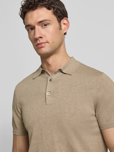 Männermodel trägt Slim Fit Poloshirt mit Knopfleiste von Profuomo, Lyocell-Mix mit Seiden-Anteil, Polokragen, Nahaufnahme Oberkörper.